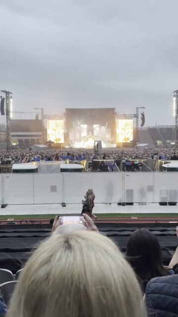 Your Moment of Craic. Your Moment of Live Music. Your Moment of Spiel. #YourMomentOfCraic #YourMomentOfLiveMusic #YourMomentOfSpiel #Craic #Music #LiveMusic #Dublin #CrokePark #Ireland #RobbieWilliams #LetMeEntertainYou #BRITPOP