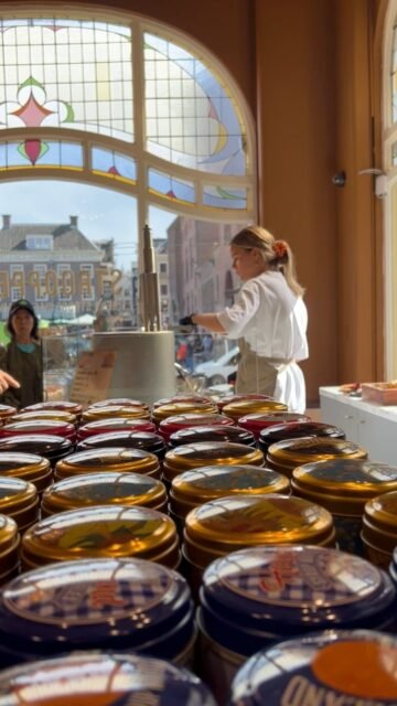 Your Moment of Yum
Your Moment of Spiel
#YourMomentOfYum #YourMomentOfSpiel #Amsterdam #Netherlands #Stroopperie #Stroopwaffle #Dutch #DutchFood #SweetStuff #Dessert #Yum
Stroopperie