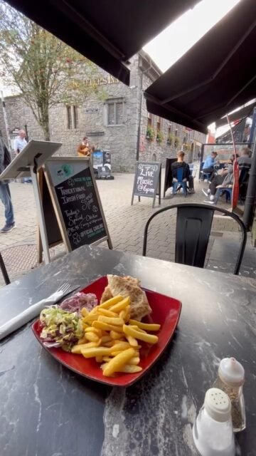 Your Moment of Live Music.
Your Moment of Yum.
Your Moment of Spiel.
#YourMomentOfLiveMusic #YourMomentOfYum #YourMomentOfSpiel #Yum #Music #LiveMusic #Kilkenny #Ireland #Busking #KieransStreet #Zombie #Cranberries
David Brennan 
Playwright Bar Kilkenny